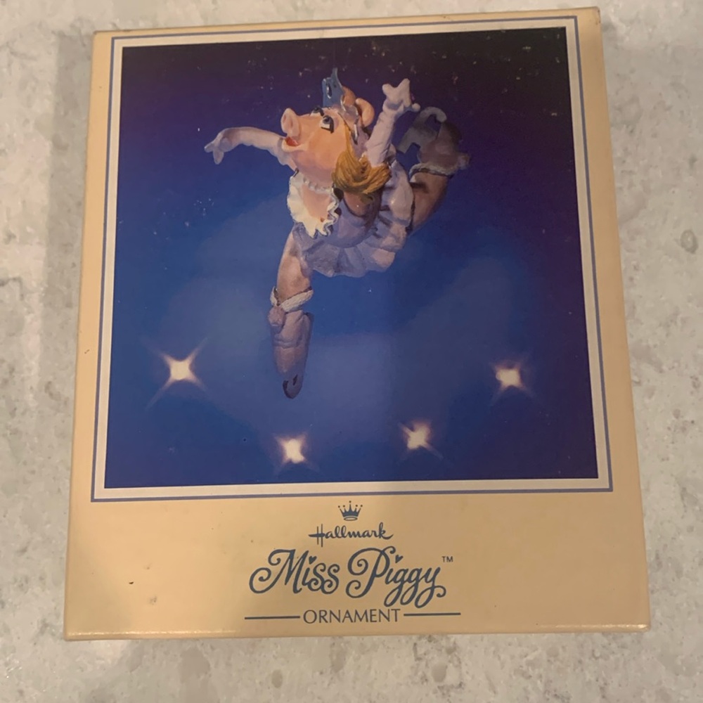 Hallmark Keepsake Miss Piggy Ornament: Ice Skating